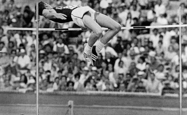 Adiós a Dick Fosbury, el atleta que revolucionó el salto de altura