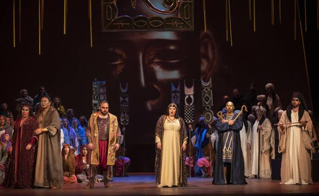 Triunfal 'Aida' en sepia