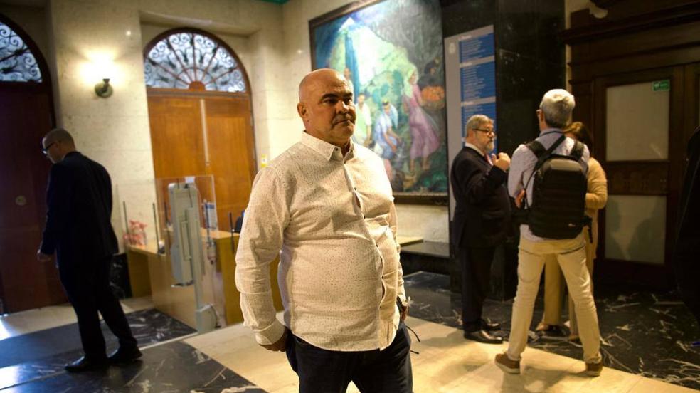 Navarro, el mediador, irrumpe en el pleno del cabildo tinerfeño