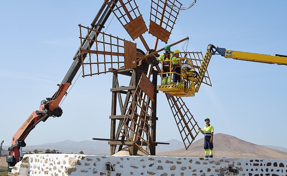 La molina de Tefía vuelve a jugar con el viento
