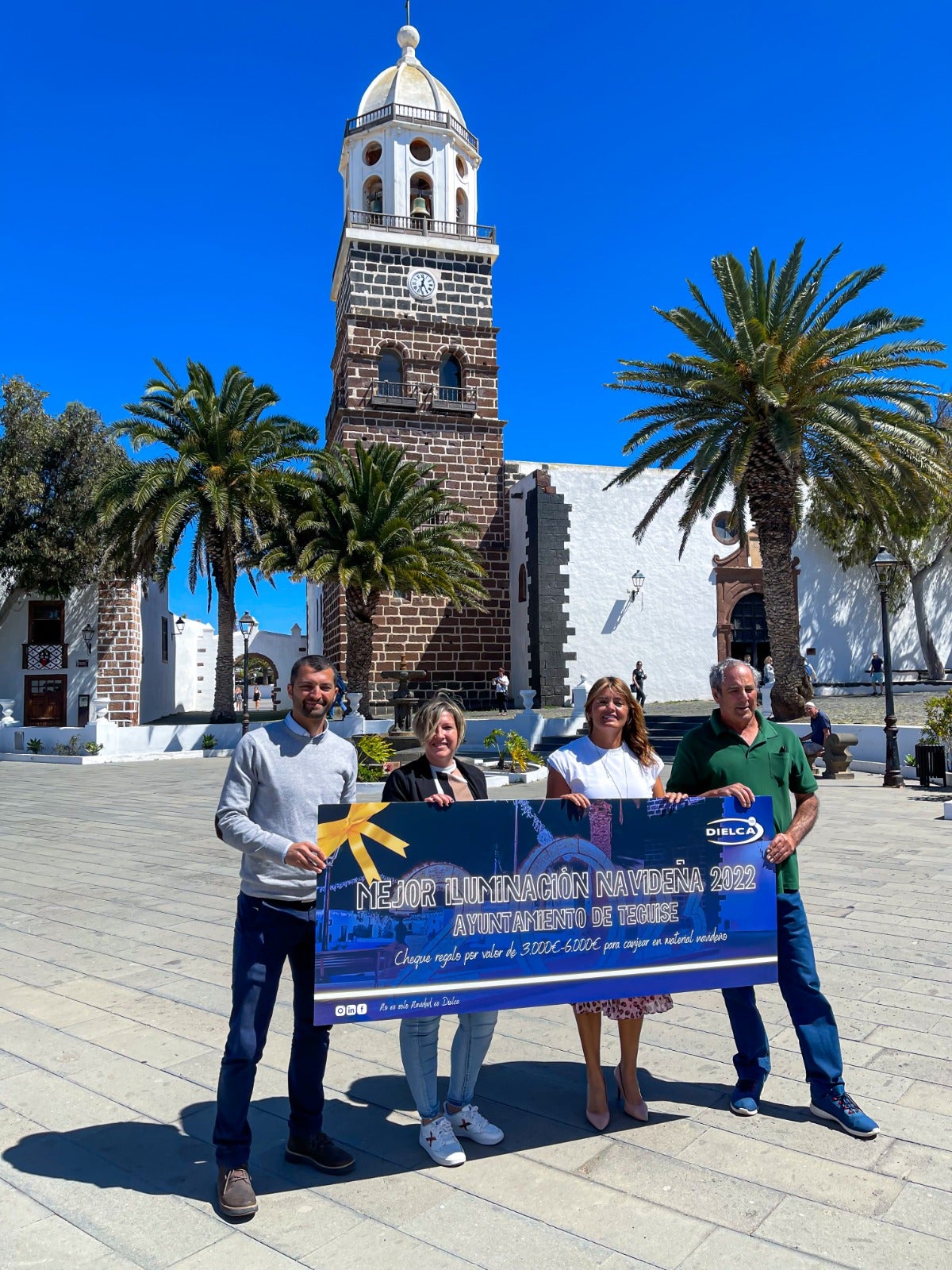 DIELCA hace entrega al Ayuntamiento de Teguise del cheque regalo por la mejor iluminación Navideña 2022