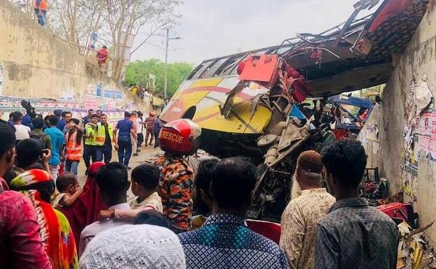 Cerca de una veintena de muertos en un accidente de autobús en Bangladesh