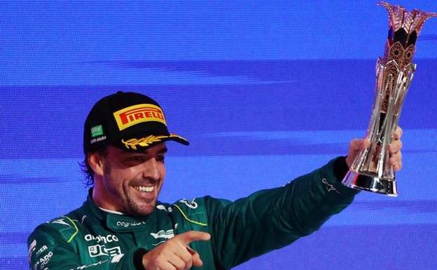 Alonso logra un podio 100 de ley tras una jornada surrealista