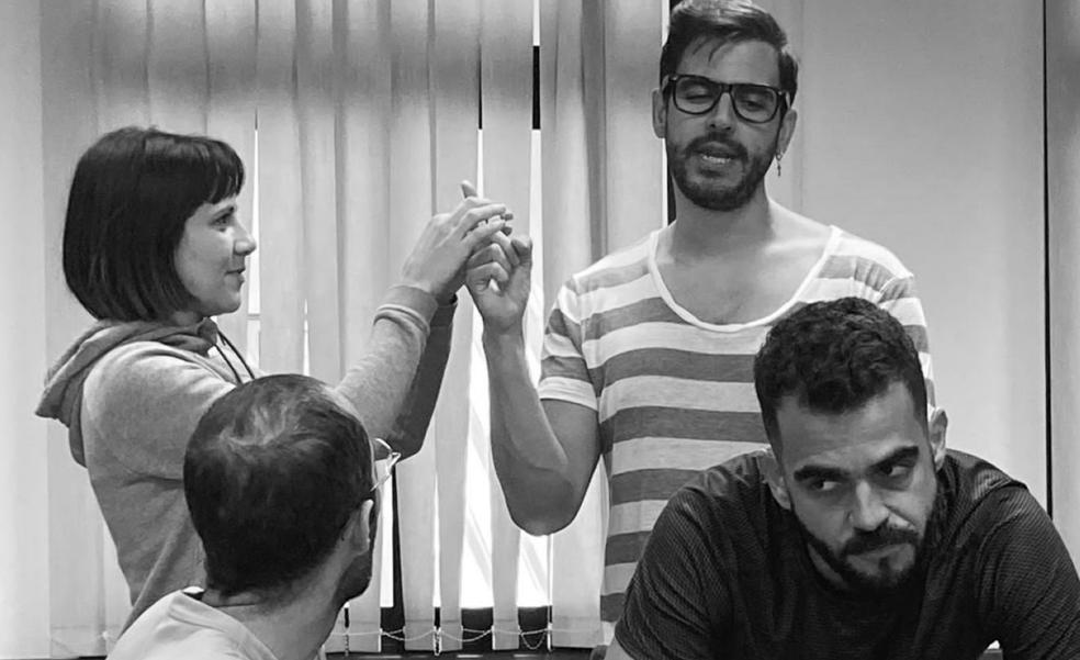 El montaje teatral 'El enroque' cobra la forma definitiva en la Sala Insular de Teatro