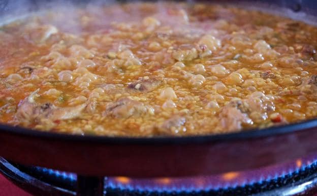 Llegó el momento: así se cocina la paella más famosa de la capital grancanaria