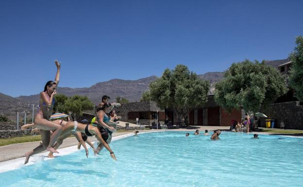 Las piscinas municipales, un oasis cumbrero frente al calor